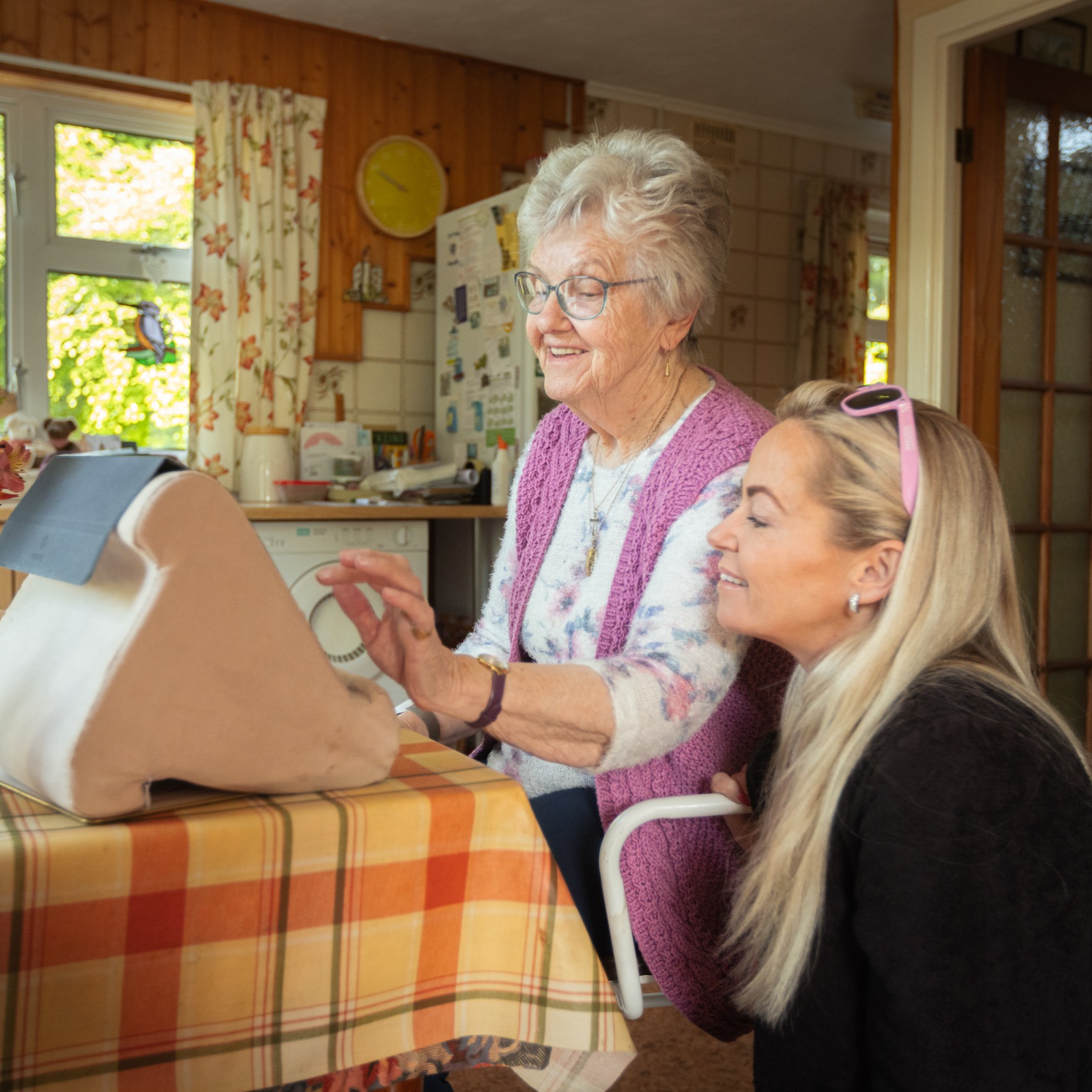 A support worker with an older woman